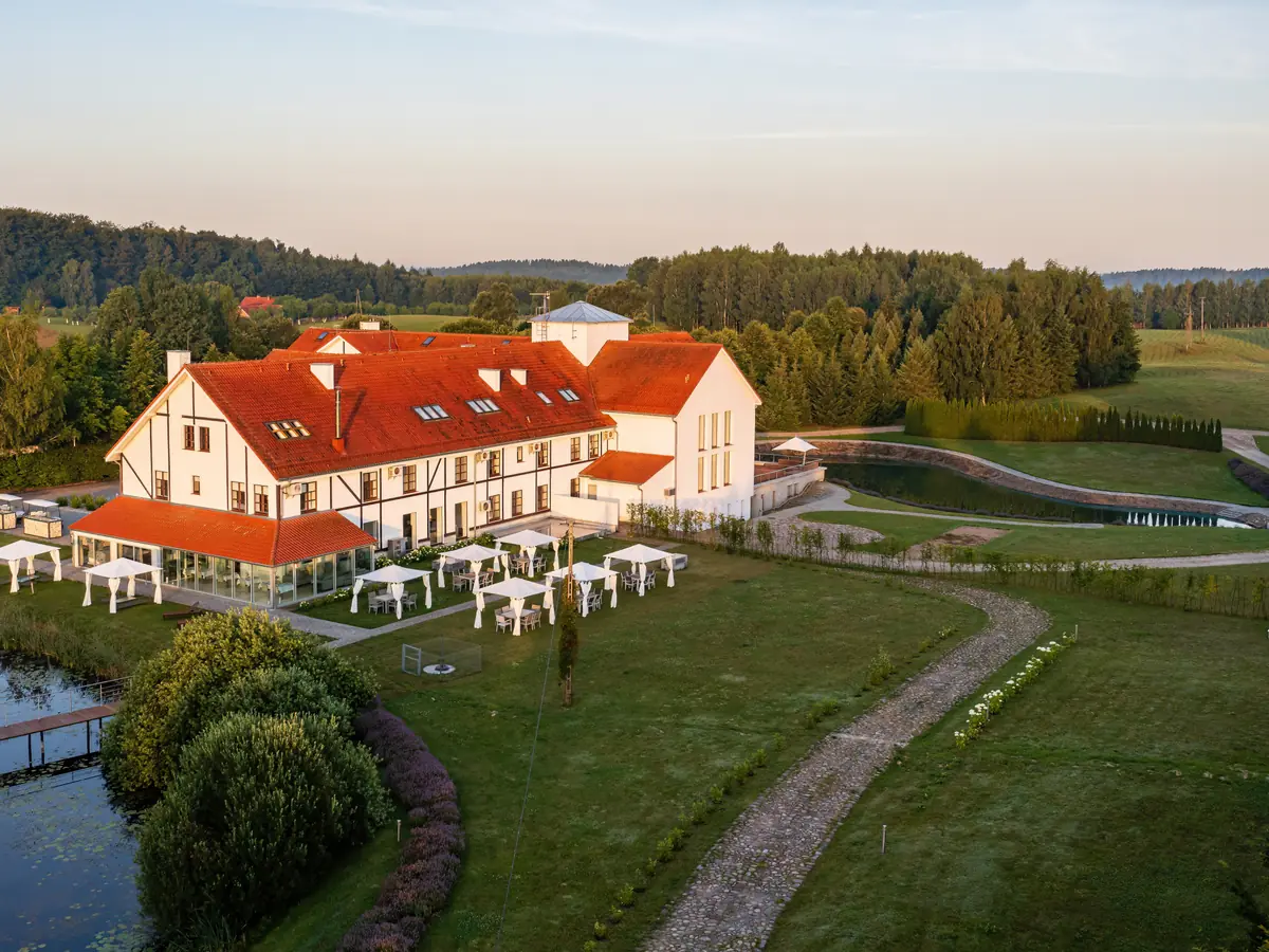 Ujęcie z drona — hotel nad jeziorem o zmierzchu, Warmia i Mazury