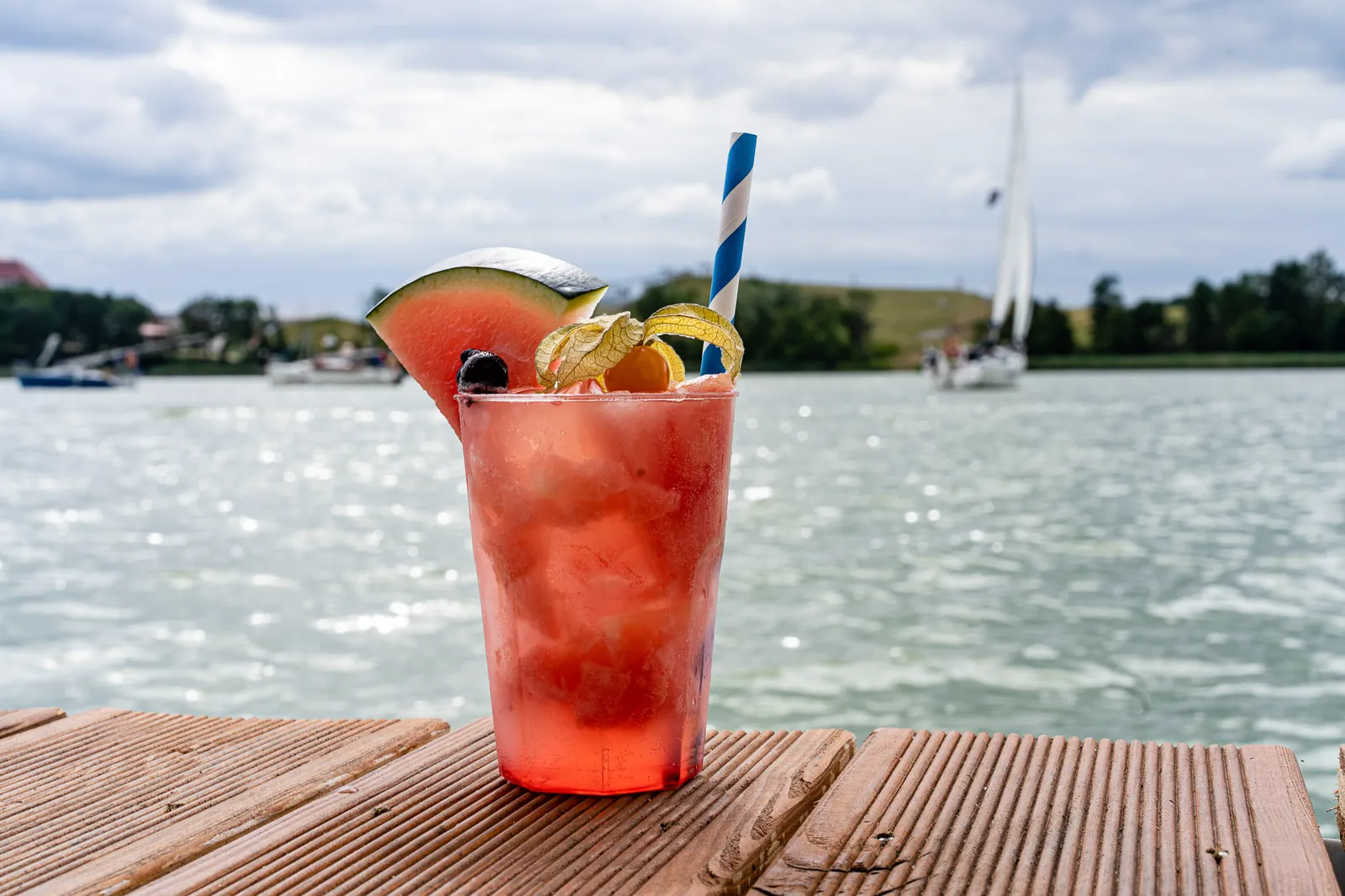 Drink na tle barki restauracyjnej — fotografia gastronomiczna, Dybowo