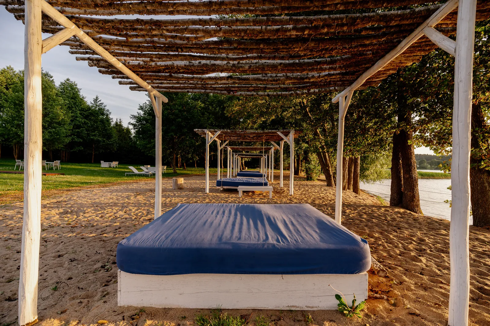 Plaża hotelowa z leżankami nad jeziorem — Narie Resort & Spa; fotografia dla hoteli i ośrodków wypoczynkowych