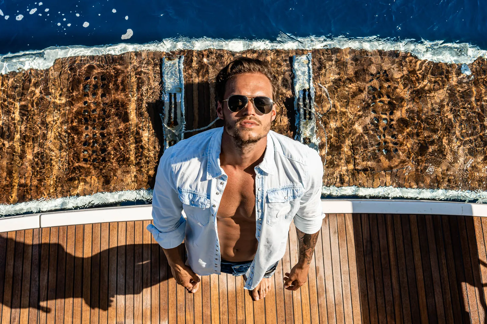 Pokład jachtu, sesja kampanijna marki odzieżowej — fotografia lifestyle dla marek