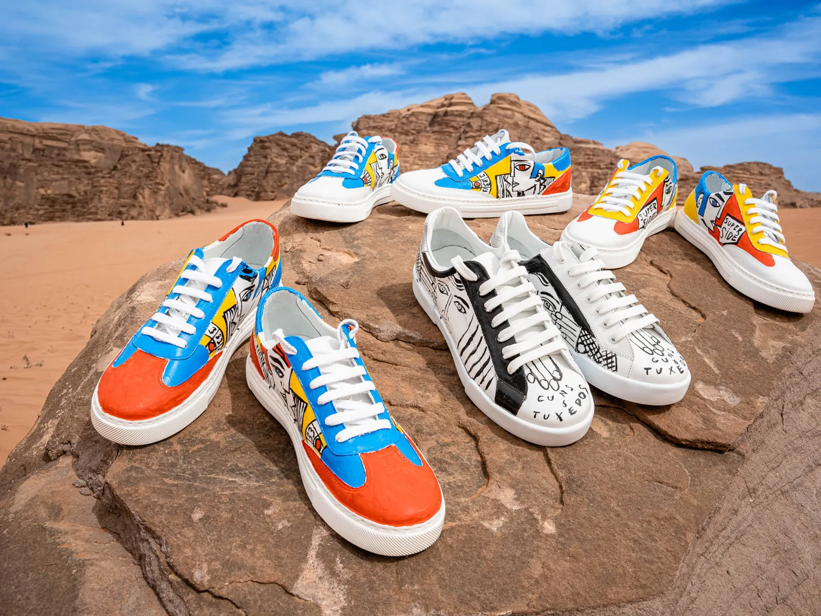 Sneakersy w plenerze pustynnym — sesja kampanijna marki odzieżowej; fotografia produktu w otoczeniu