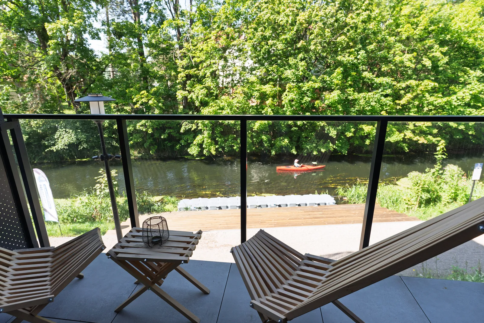 Balkon mieszkania z widokiem na rzekę — Olsztyn; fotografia mieszkań na sprzedaż i wynajem