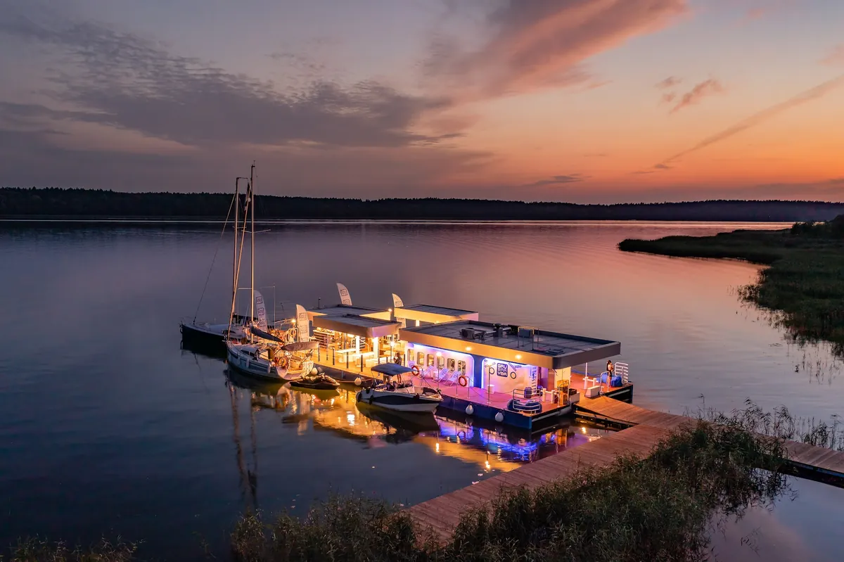 Restauracja na wodzie o zmierzchu — ujęcie z drona, Warmia i Mazury